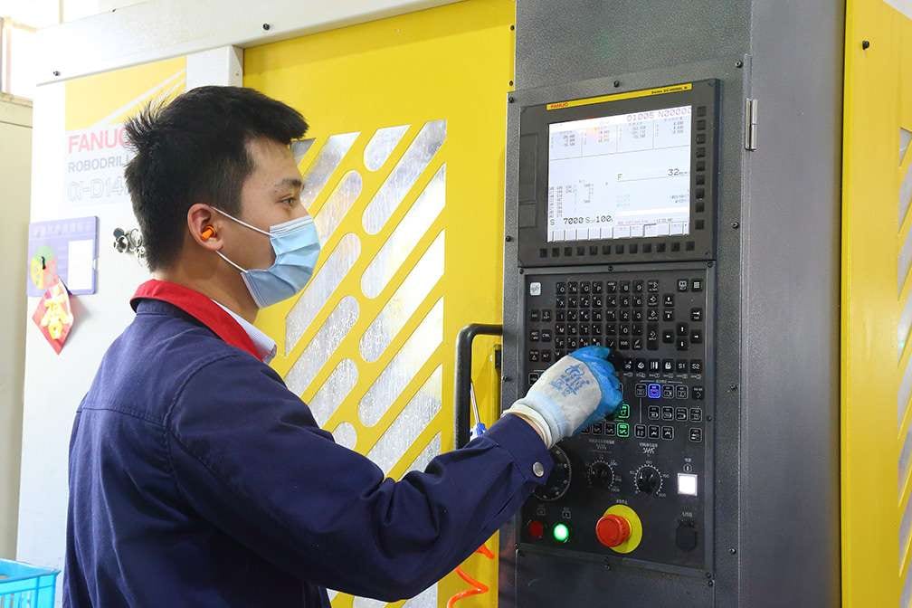 倍拓氣動 CNC 操作人員正在檢查氣動元件生產加工控制