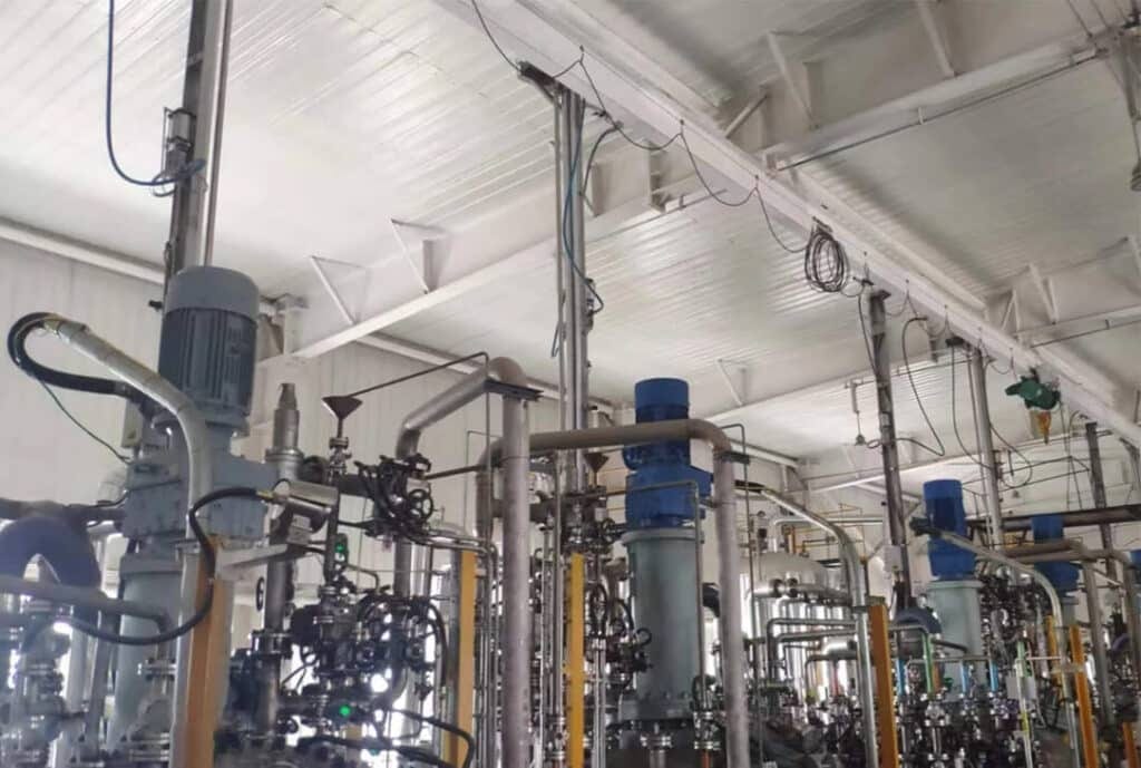 氣動氣缸將清洗機構升至化學製程槽體上方
