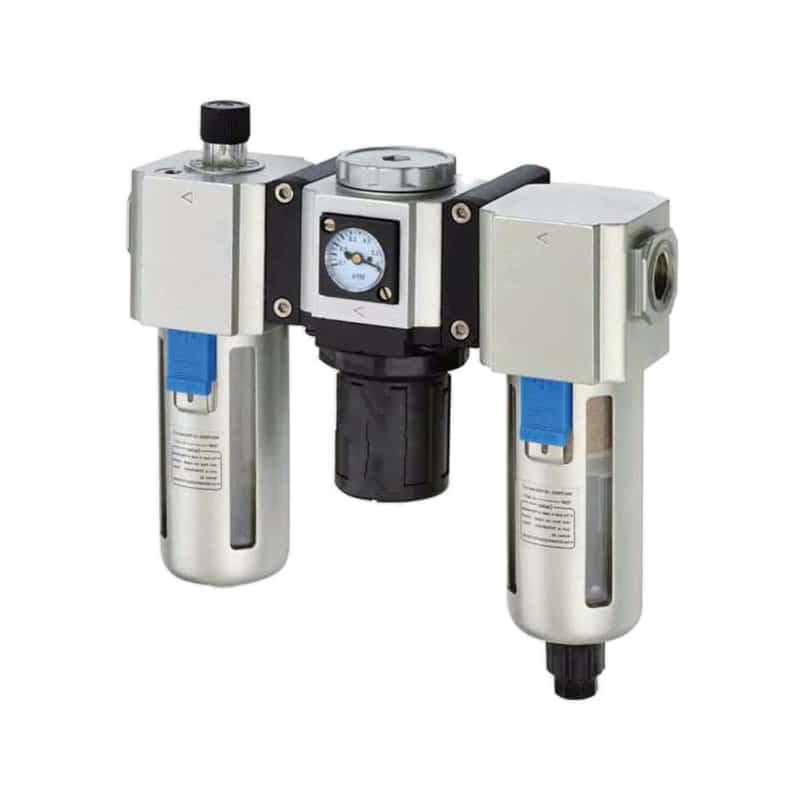 三聯式氣動 FRL 組件,具有受保護的過濾器與油霧器杯體,以及中央調壓器。