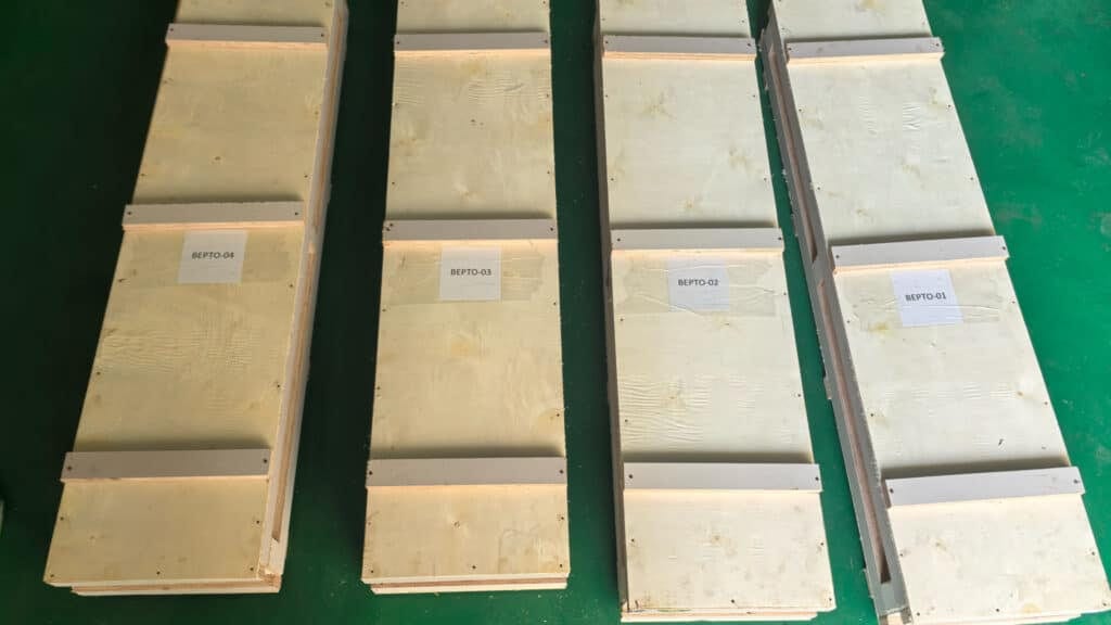 技術人員正在準備受保護的工業氣動元件以供出貨