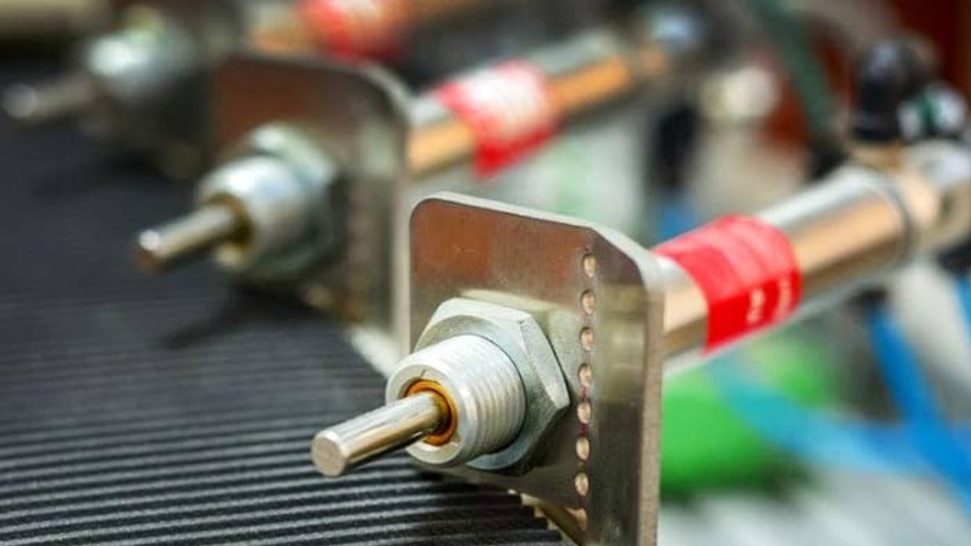 Mini pneumatic cylinder for electronics and small-part handling automation