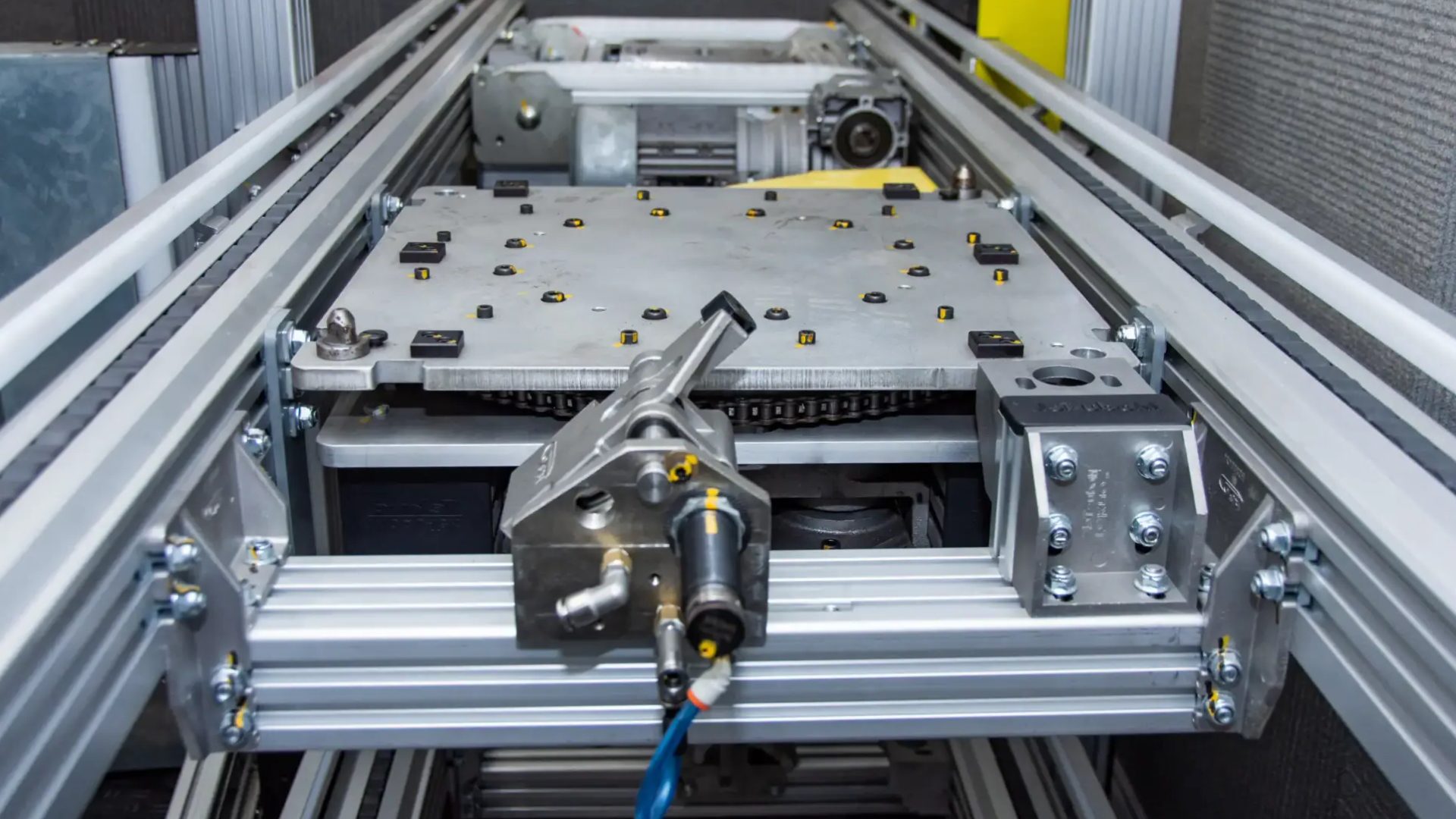 Special pneumatic cylinder conveyor and pallet control application