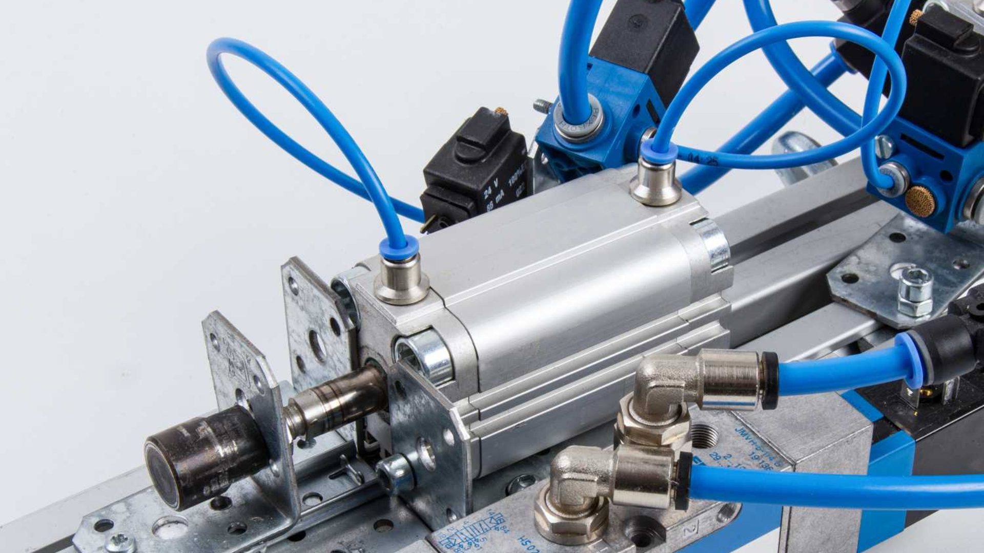 Standard pneumatic cylinder application for machine tools and fixtures